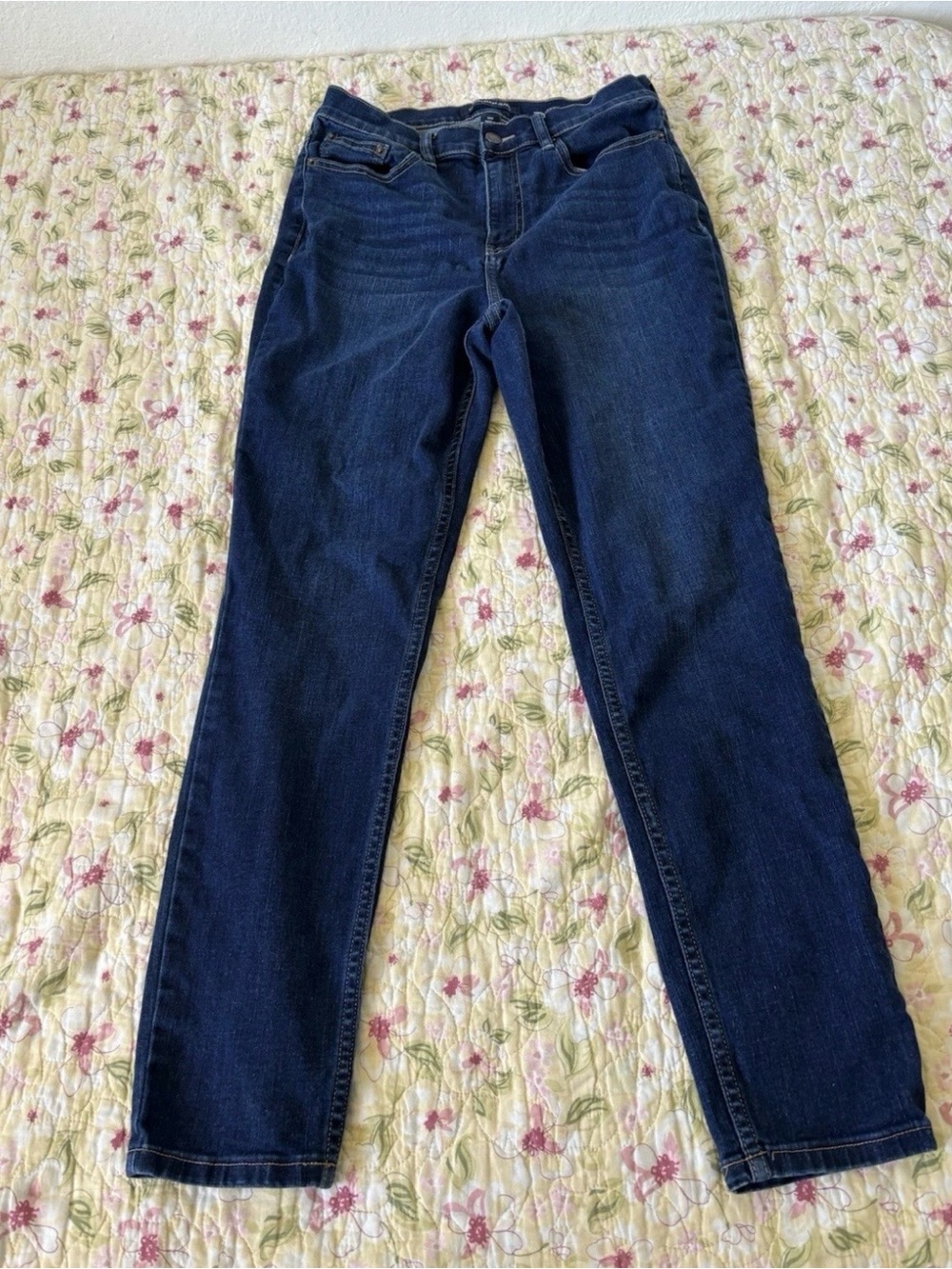 Calvin Klein Jeans Women's Size 8/29 Dark
Wash Slim Straight Denim Jeans